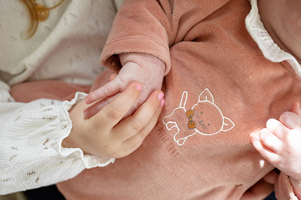 photographe-naissance-dijon-mains-avec-aines