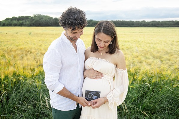 Photographe famille grossesse dijon parents tiennent photo de l échographie