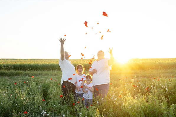photographe-famille-dijon-seance-photo-dans-les-coquelicots-jettés en-lair-