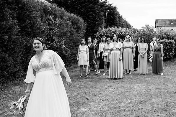 photographe mariage dijon bourgogne lancé du bouquet de la mariée