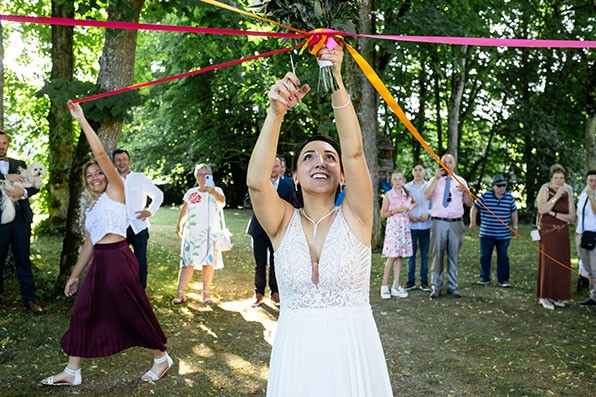 photographe mariage Dijon Bourgogne ronde ruban bouquet de la mariée