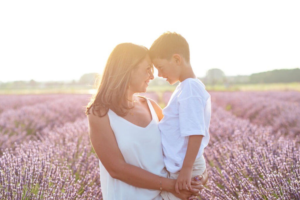 Photographe famille dijon maman et son fils dans les lavandes