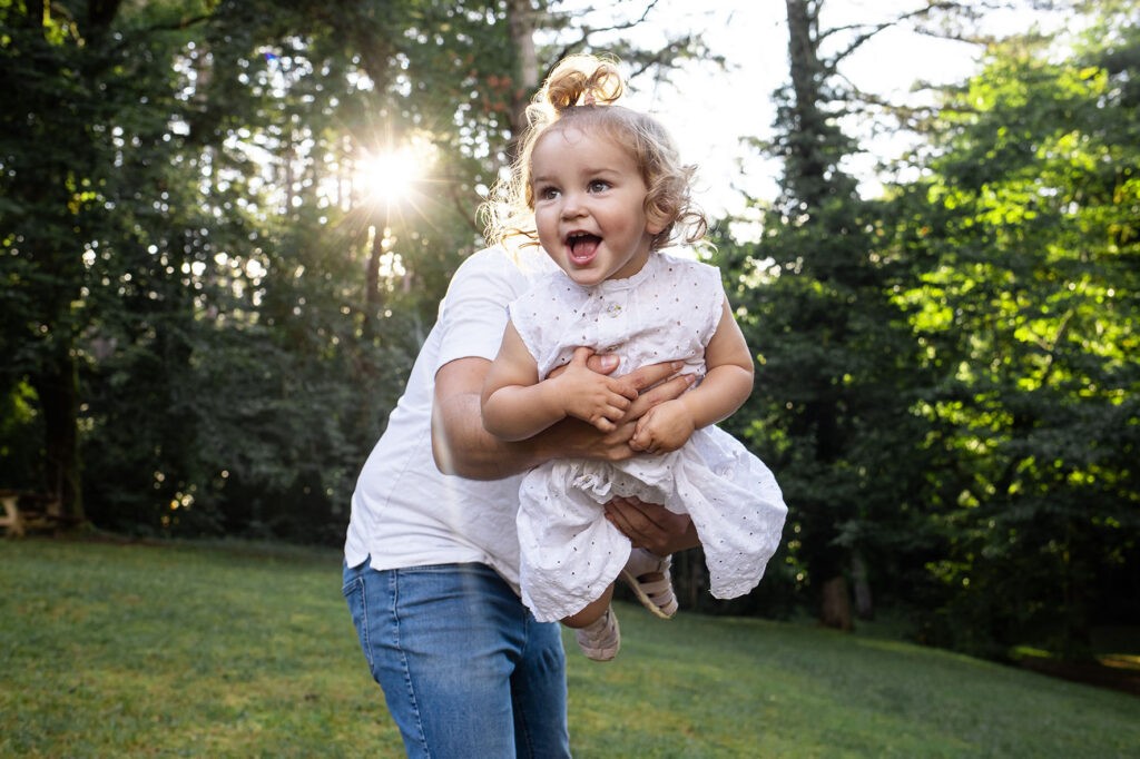 Photographe famille dijon papa fait voler sa fille