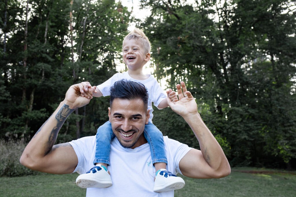 Photographe famille dijon papa s amuse avec son fils