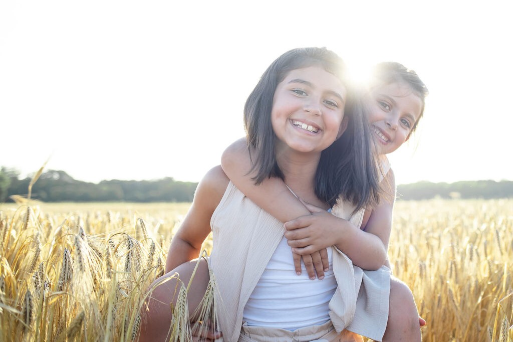 Photographe famille dijon deux soeurs se portent sur leurs épaules