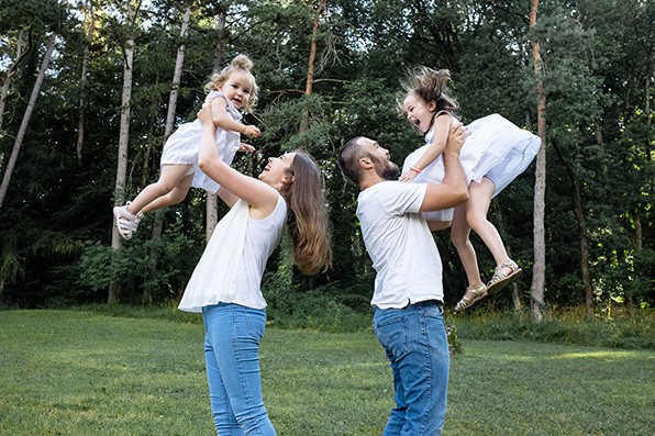 parents lèvent les enfants en l air