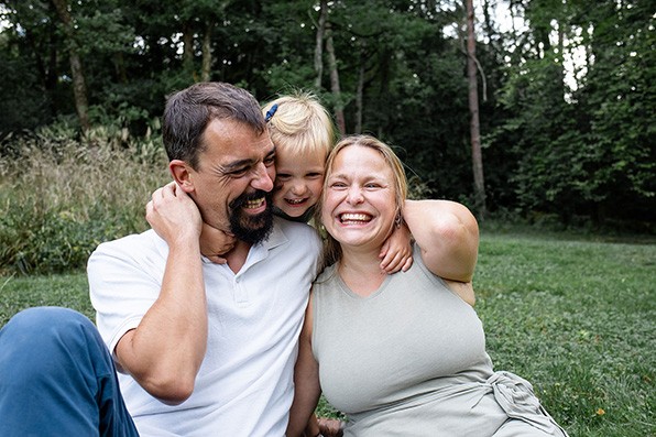 famille s enlacent parents et leur fille