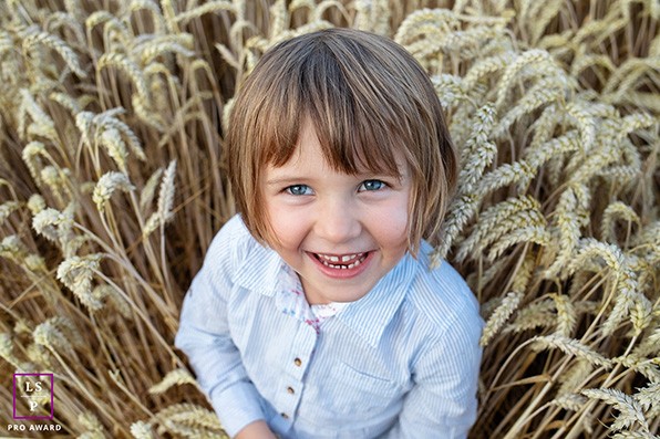 fille dans champ de blé