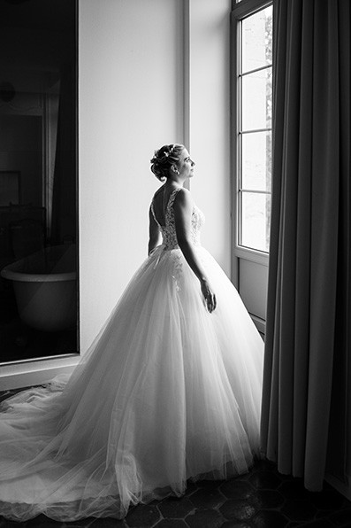 future mariée regarde par la fenêtre