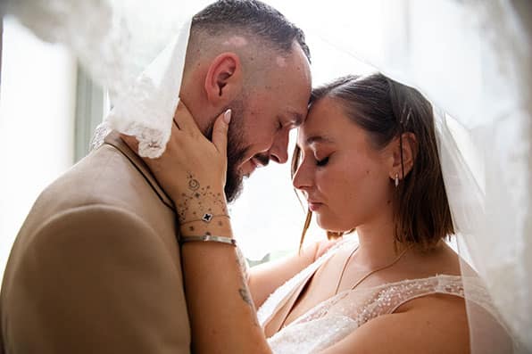 Photographe mariage couple sous voile